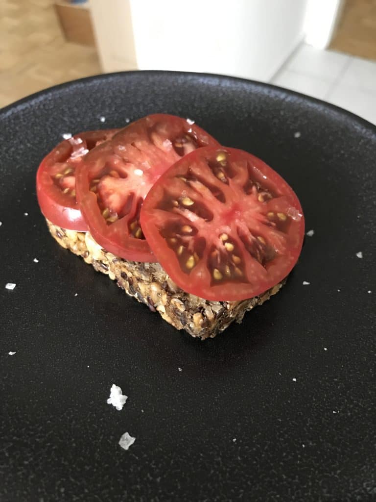 Life-Changing Bread mit Tomate