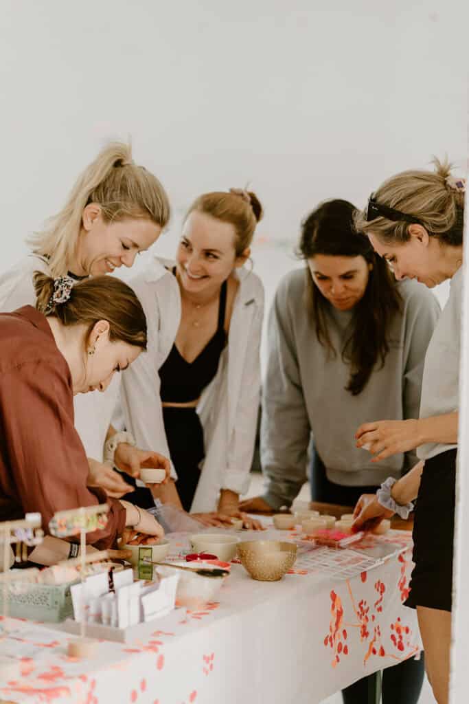 Yoga Day Retreat im Kunstlabor mit Perlenworkshop